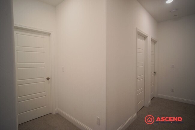 Building Photo - Luxurious 5 bedroom located in Gossamer Grove!