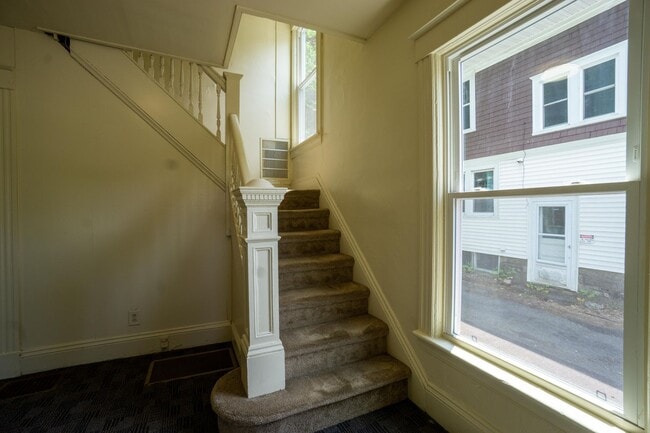 Building Photo - 909 Lancaster Ave