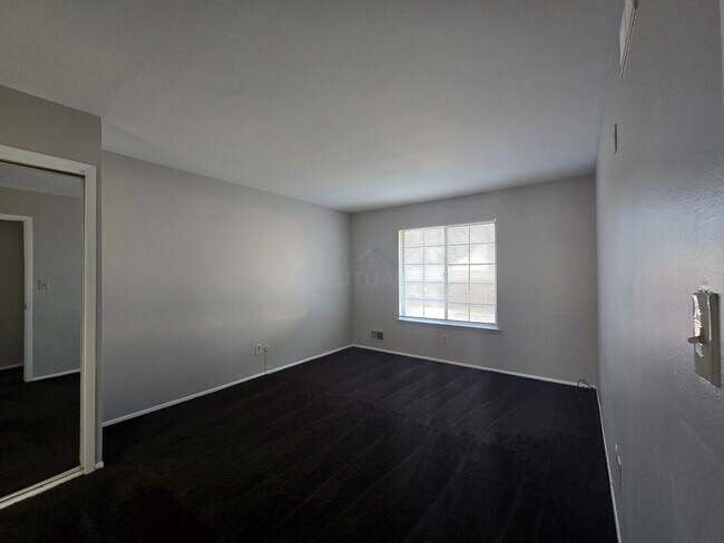Building Photo - 30276 Southfield Rd