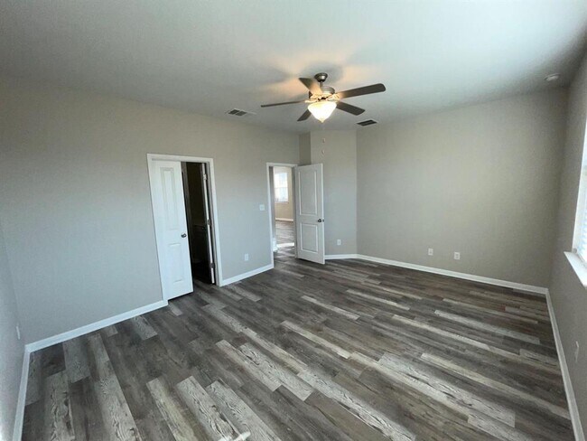 Building Photo - 220 McFarland St