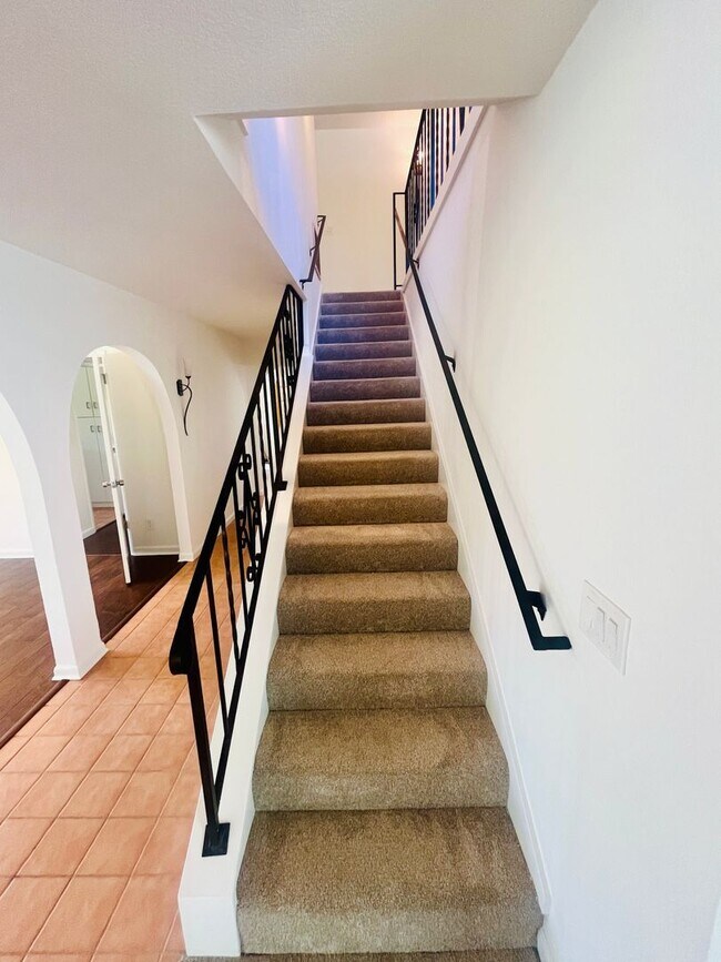 Building Photo - Extraordinary home with expansive yard on a flag lot in Mountain View.  Great Location and Schools.