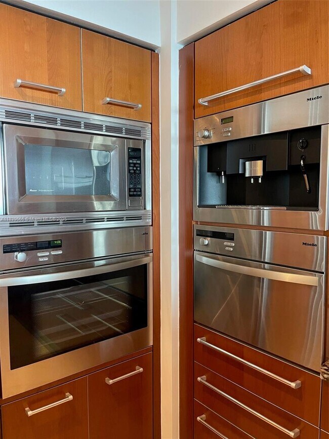 Building Photo - 1331 Brickell Bay Dr