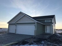 Building Photo - 4 Bed 2 Bath Single Family Home