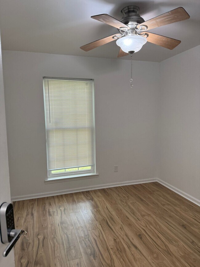 Building Photo - 908 Highland Dr