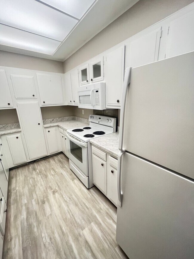 Building Photo - Beautiful renovated East Memphis condo loc...