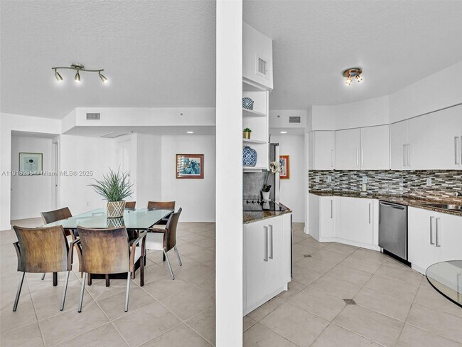 Building Photo - 3370 Hidden Bay Dr