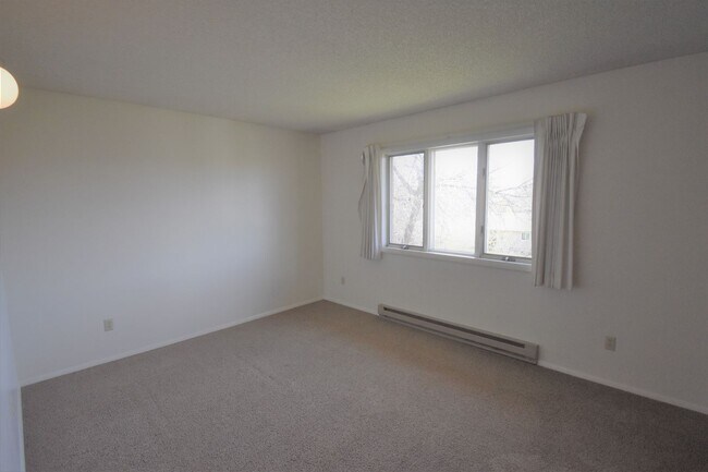 Building Photo - Top floor apartment! Close to MSU and down...