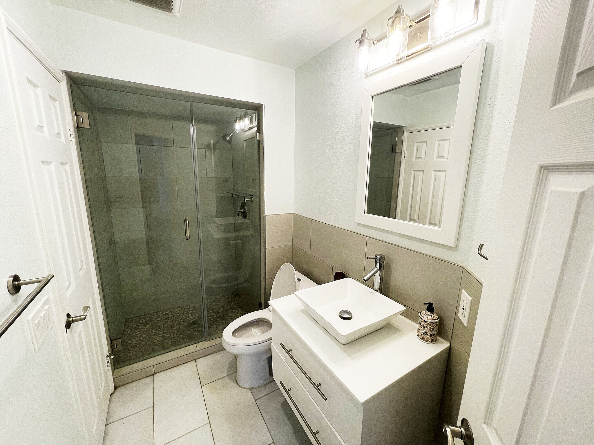 Building Photo - 951 Norella St