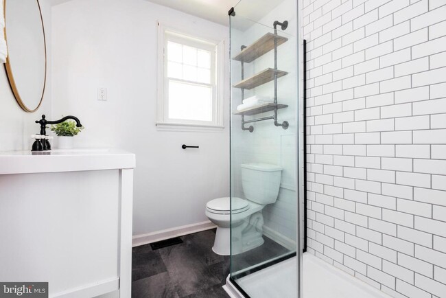 Main Bathroom - 4502 Tuckerman St