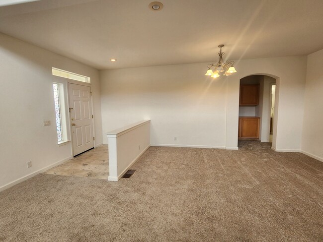 Building Photo - Large home on a golf course