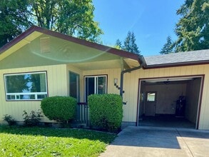 Building Photo - Veneta Duplex