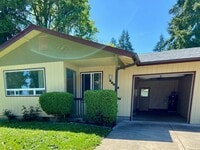 Building Photo - Veneta Duplex