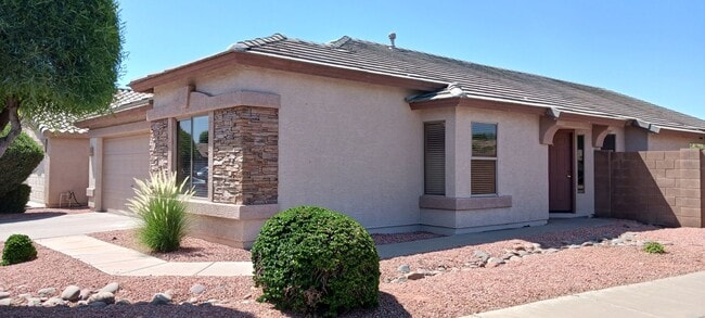Building Photo - Warm, Inviting 3 Bed / 2 Bath Home in Surp...