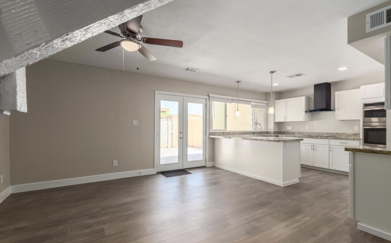 Building Photo - 1623 E Malibu Dr