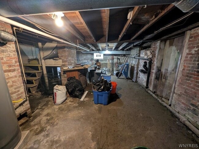Building Photo - 627 Deer St