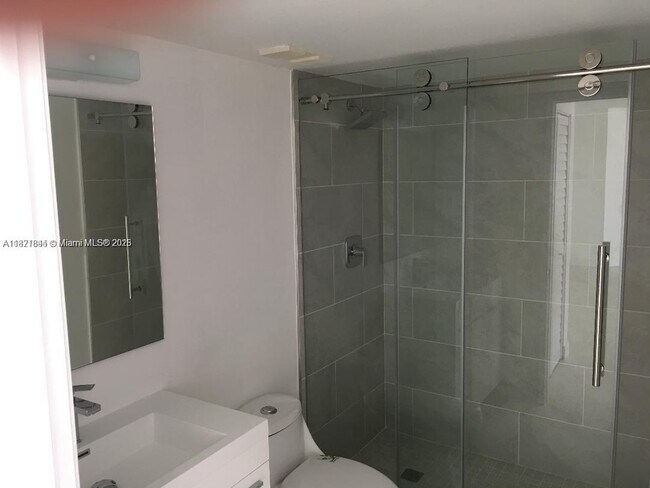 Building Photo - 3600 Mystic Pointe Dr
