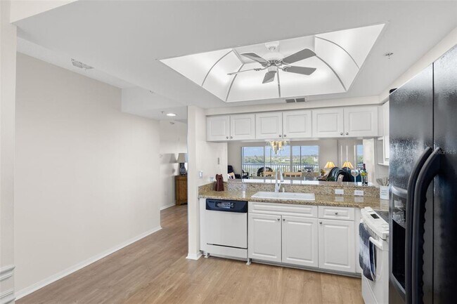 Building Photo - 6475 Shoreline Dr