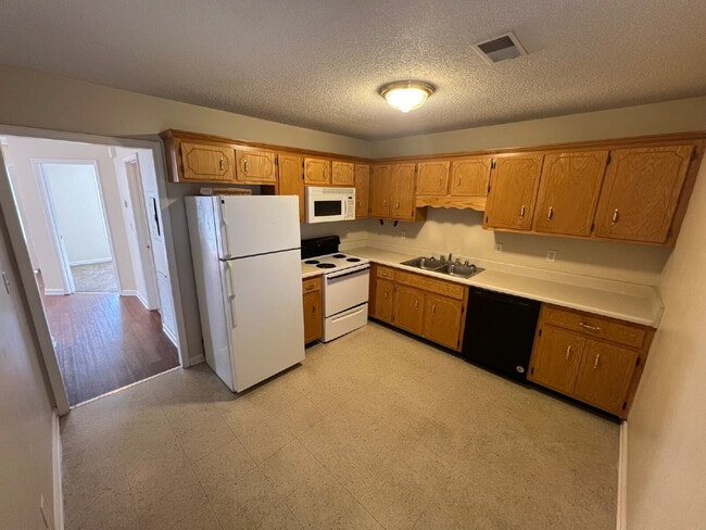 Building Photo - 102 A TENNESSEE AVE OAK GROVE KY 42262