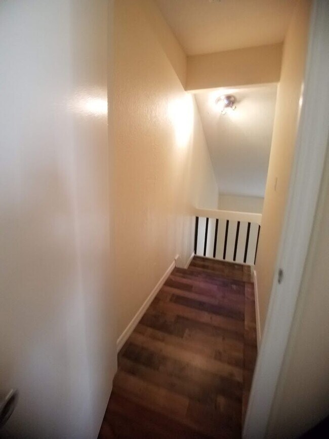 Building Photo - Beautiful 2/2 Towhhouse Feel Condo  x Rent...
