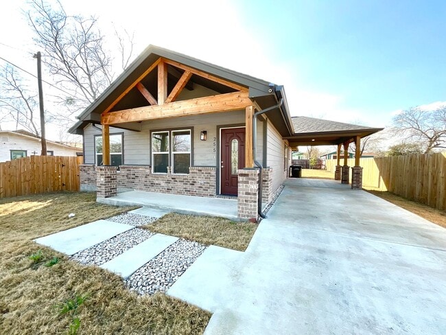 Building Photo - Modern Home With Covered Patio & Fenced Yard!