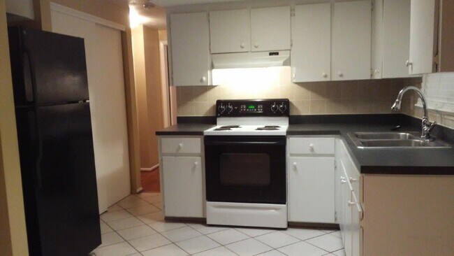 Building Photo - Charming 3/1.5/1 1000 Sq. Ft. home with a ...