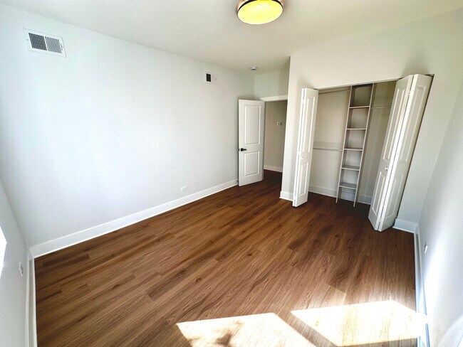 Building Photo - 5504 N Kimball Ave