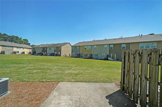 Building Photo - 2062 Lakeshore Overlook Dr