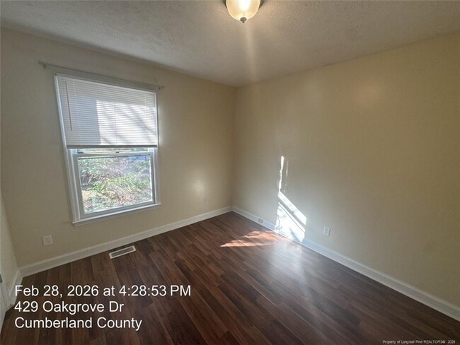 Building Photo - 429 Oakgrove Dr