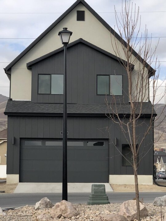 back of house - 441 W 3200 N