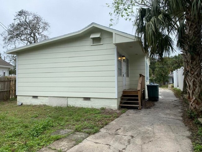 Building Photo - Daytona Beachside Charmer