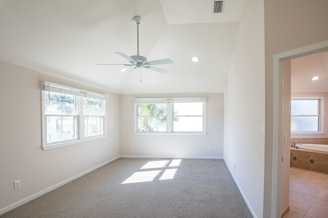 Building Photo - Renovated Beach House