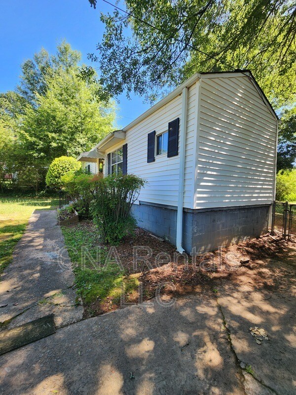 Building Photo - 104 E Acres Dr SE