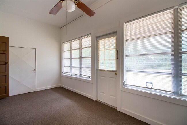 Building Photo - 710 Glenview Dr