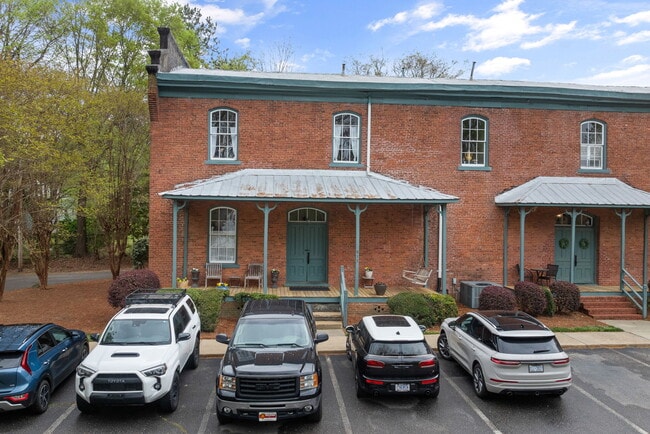 Building Photo - 813 Brewer Ave