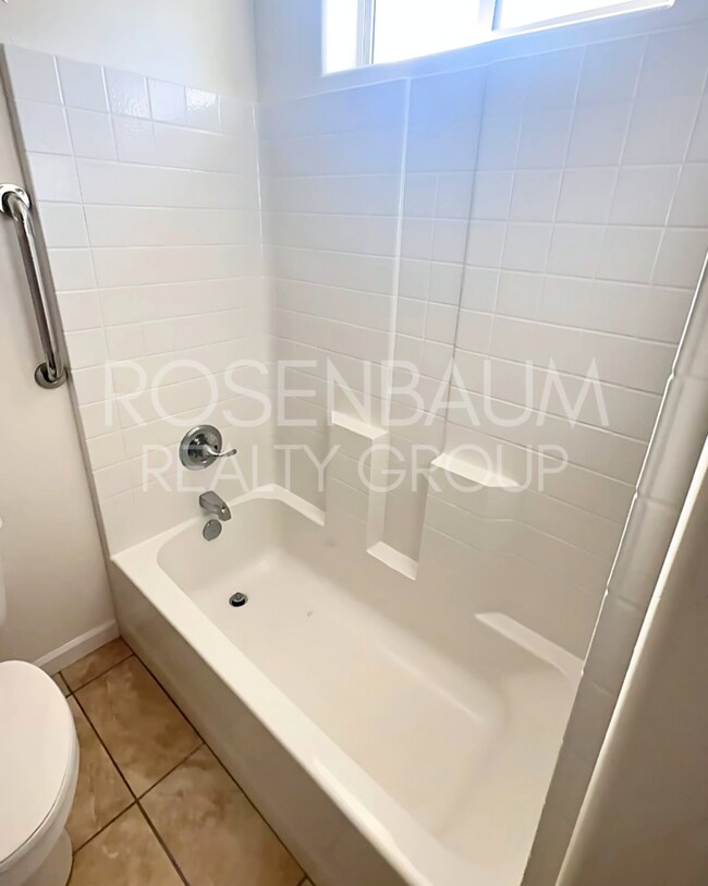 Building Photo - Beautiful 3-bedrooms, 2-baths duplex home ...