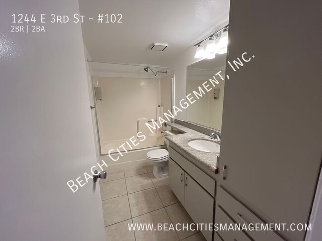 Building Photo - Awesome 2 Bedroom, 2 Baths and 1 Parking S...