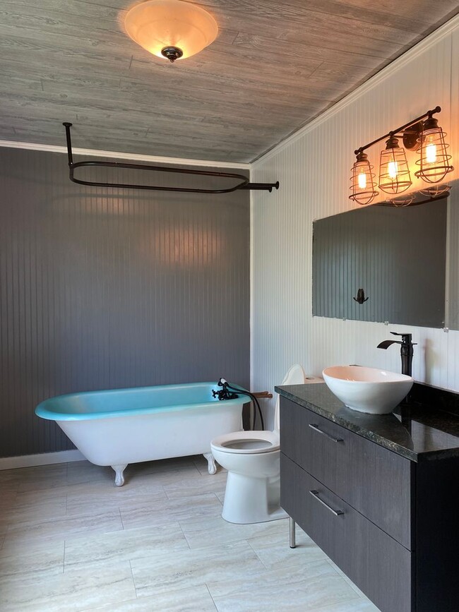 Building Photo - Charming updated 2 Bedroom, 2 full bath ho...