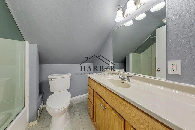 Building Photo - Pet-Friendly 3-Bedroom Gem in Prime Rochester Location