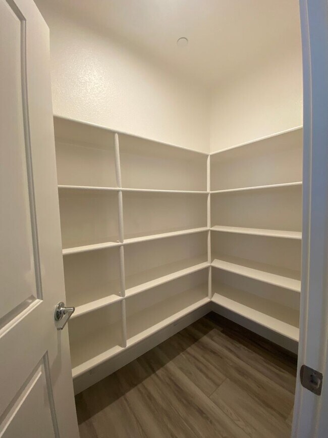 Building Photo - Dublin Hyde Park Modern Living Single Level Condo 4 Bed / 2 Bath, Amenities, Close to 580