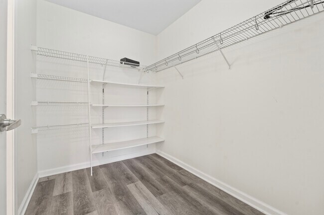 Building Photo - 900 N Lakeside Dr