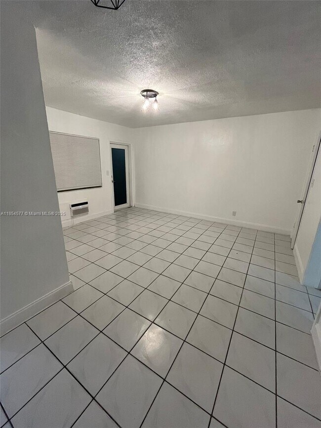 Primary Photo - 7155 Rue Notre Dame