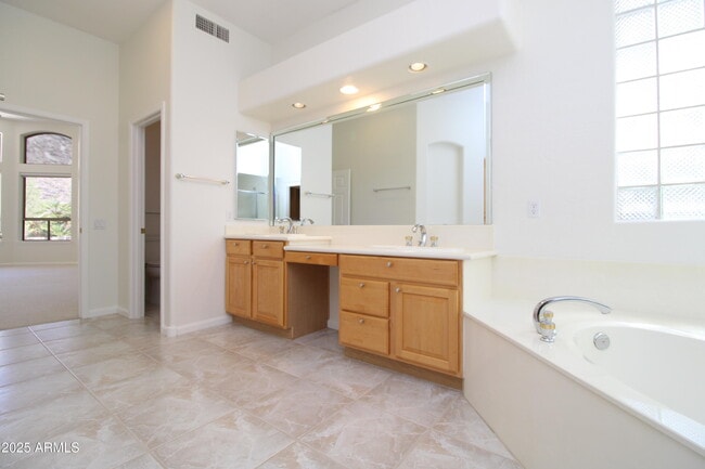 Building Photo - 902 E Desert Flower Ln