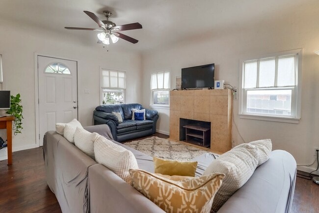 Building Photo - 3891 Superba St