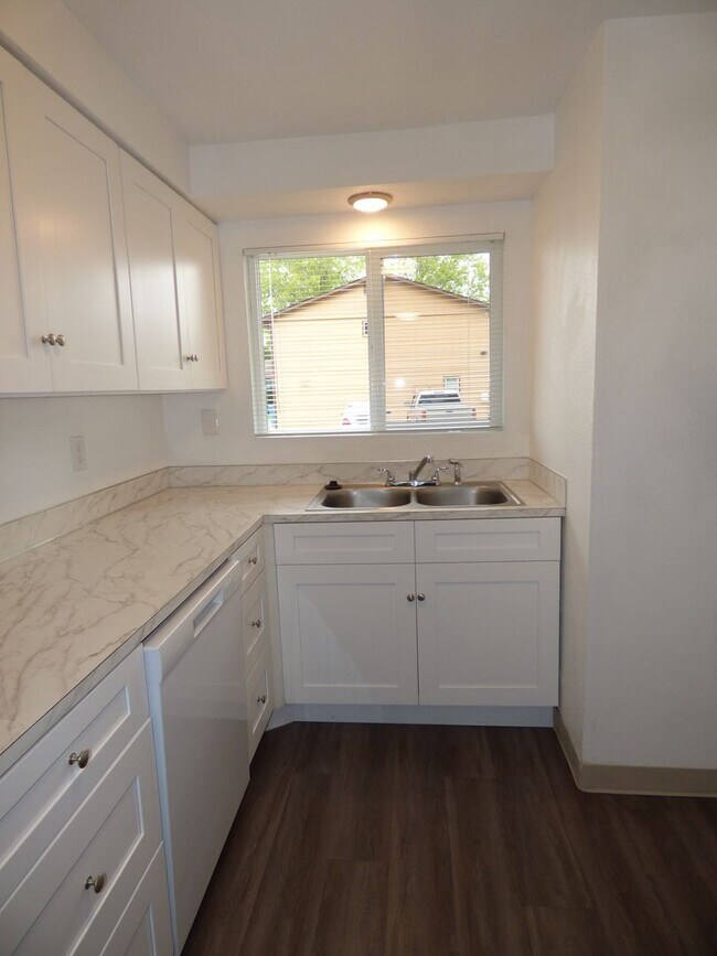 Building Photo - Rent Special: 1/2 Off June's Rent!! - 2 bed Townhome