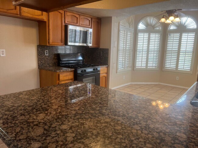 Building Photo - Incredible 4 bedroom, 2 1/2 bath home in East El Paso!!