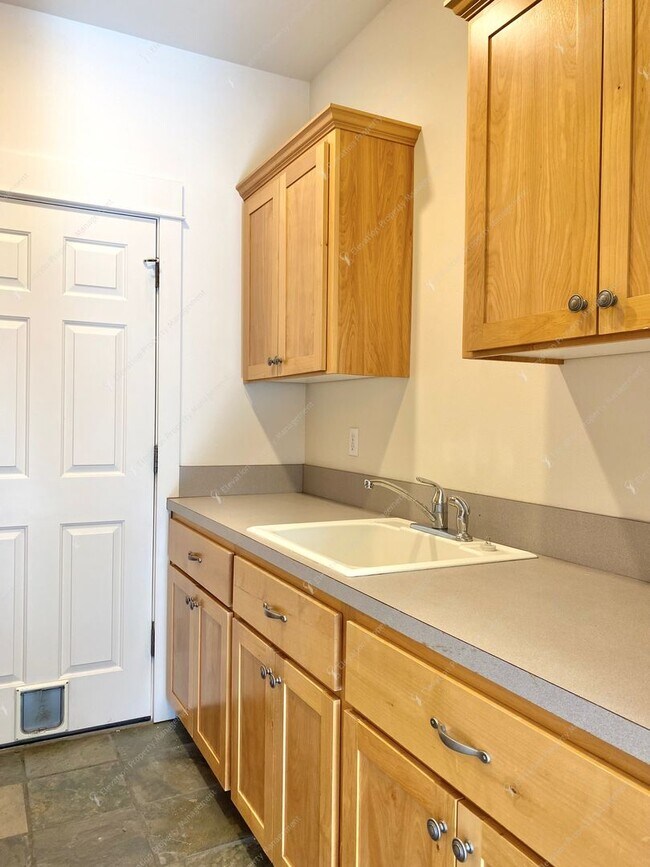 Building Photo - Light-Filled Awbrey Butte Retreat