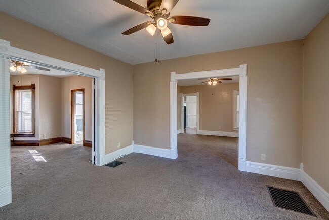 Building Photo - 427 Vernal Ave