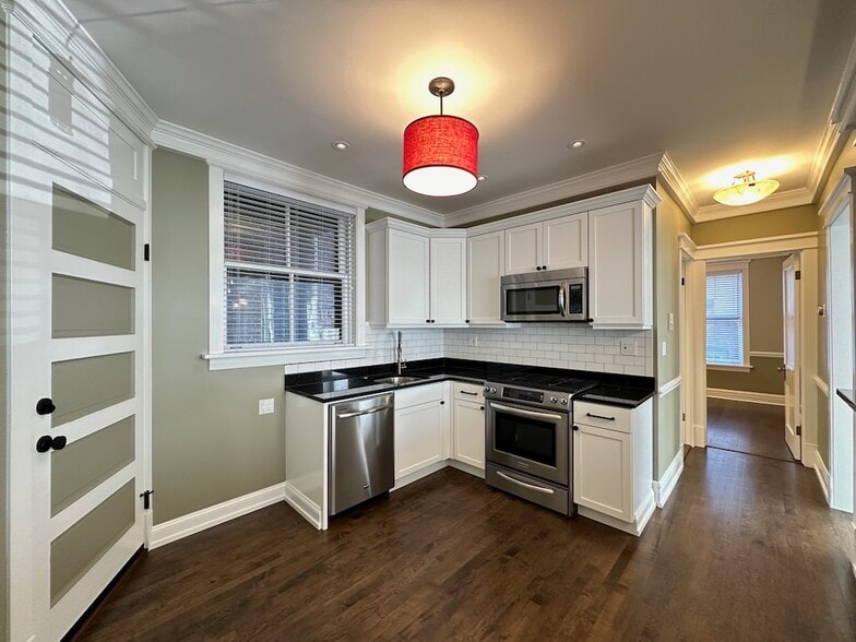 Building Photo - 1915 W Berenice Ave