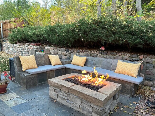 serene back patio - great for entertaining! - 352 Goldco Cir