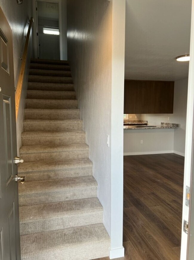 Building Photo - 2 BEDROOM/ 2 LEVELS TOWNHOME (Down the hill in front of Taco Bell in Phoenix Oregon)